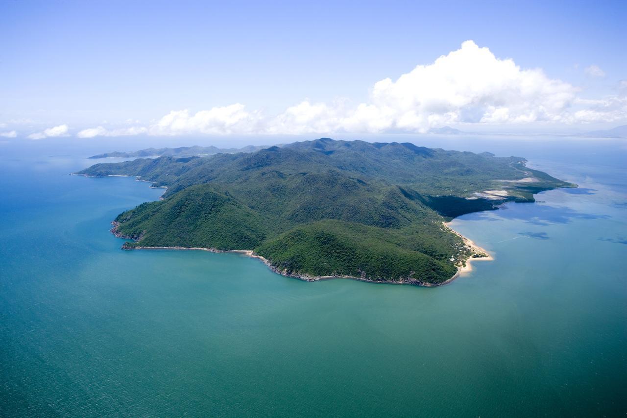 Hotel Peppers Blue On Blue Nelly Bay Exterior foto Aerial view of the island